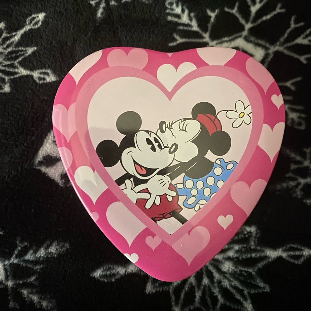 AVON DISNEY Mickey & Minnie First Kiss Watch in Heart Tin. Discontinued. New